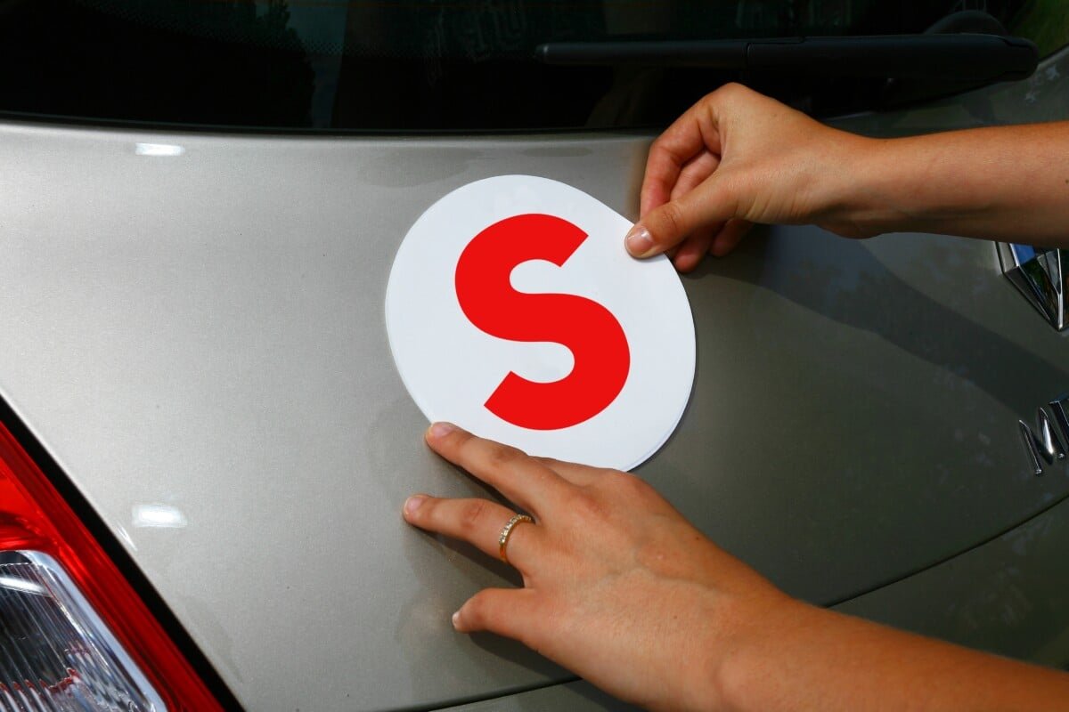 une vitesse limite de 150 km sur autoroute et un macaron s obligatoire pour les séniors en 2026, c’est quoi cette histoire