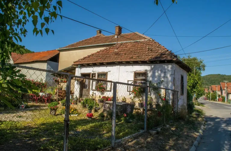 Ils Ont Mis Le Compteur Edf A Leur Nom Ils Squattent La Maison De Retraites Pendant Les Travaux Et La Mettent En Location