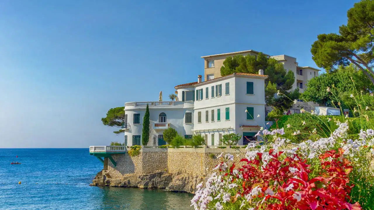 Ils réservent une villa à 5 880 euros pour passer les vacances : le propriétaire annonce qu’elle est squattée juste avant leur arrivée