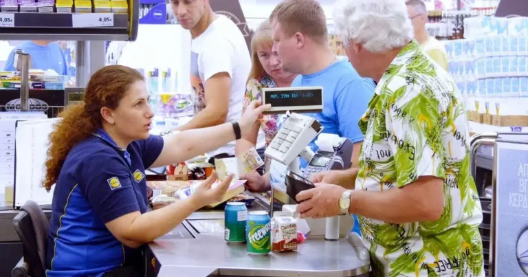 « Je suis caissière dans un supermarché et voici les perles des clients que j’entends tous les jours »