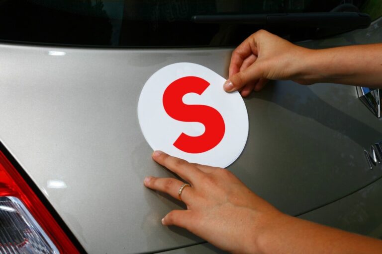 La nouvelle est tombée : il sera désormais obligatoire d’avoir un macaron S sur les voitures des seniors à partir de cet âge