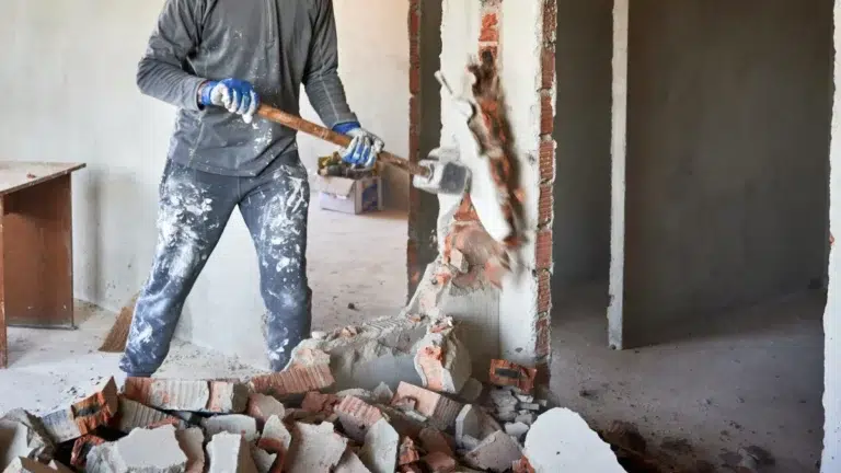 Un ouvrier découvre 436 000 € derrière un mur, mais sa chance tourne très rapidement